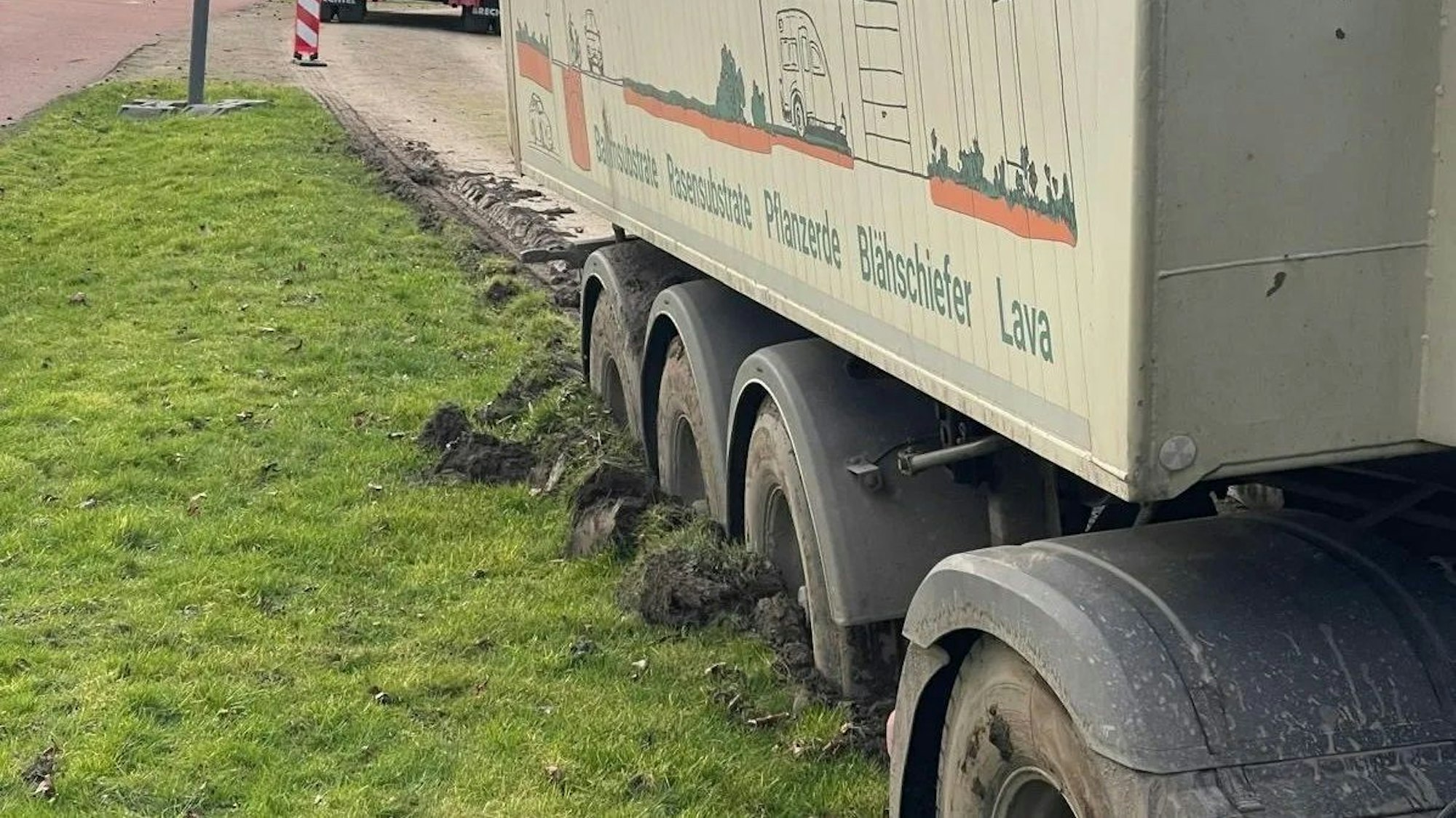 Im Neulandpark in Wiesdorf hatte sich ein Lkw festgefahren.
