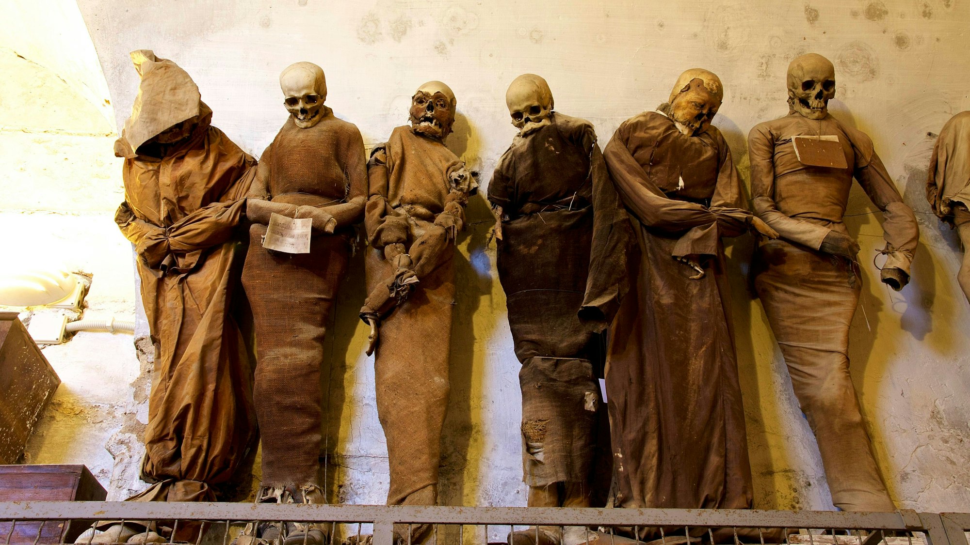 Sechs stehende Mumien in der Kapuziner-Gruft von Palermo.