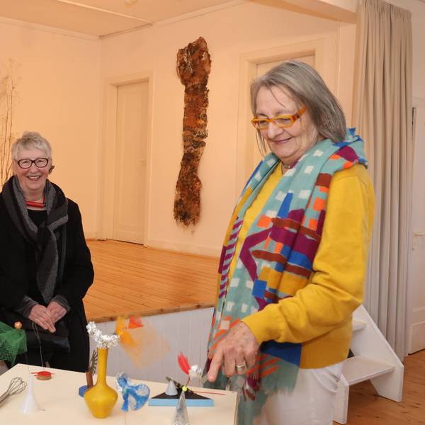 Beate Gördes (v.l.), Margret Schopka und Angelika Wittek bei der Vernissage ihrer Ausstellung Rösl-Rose im Kunstkabinett in Reichshof-Hespert.