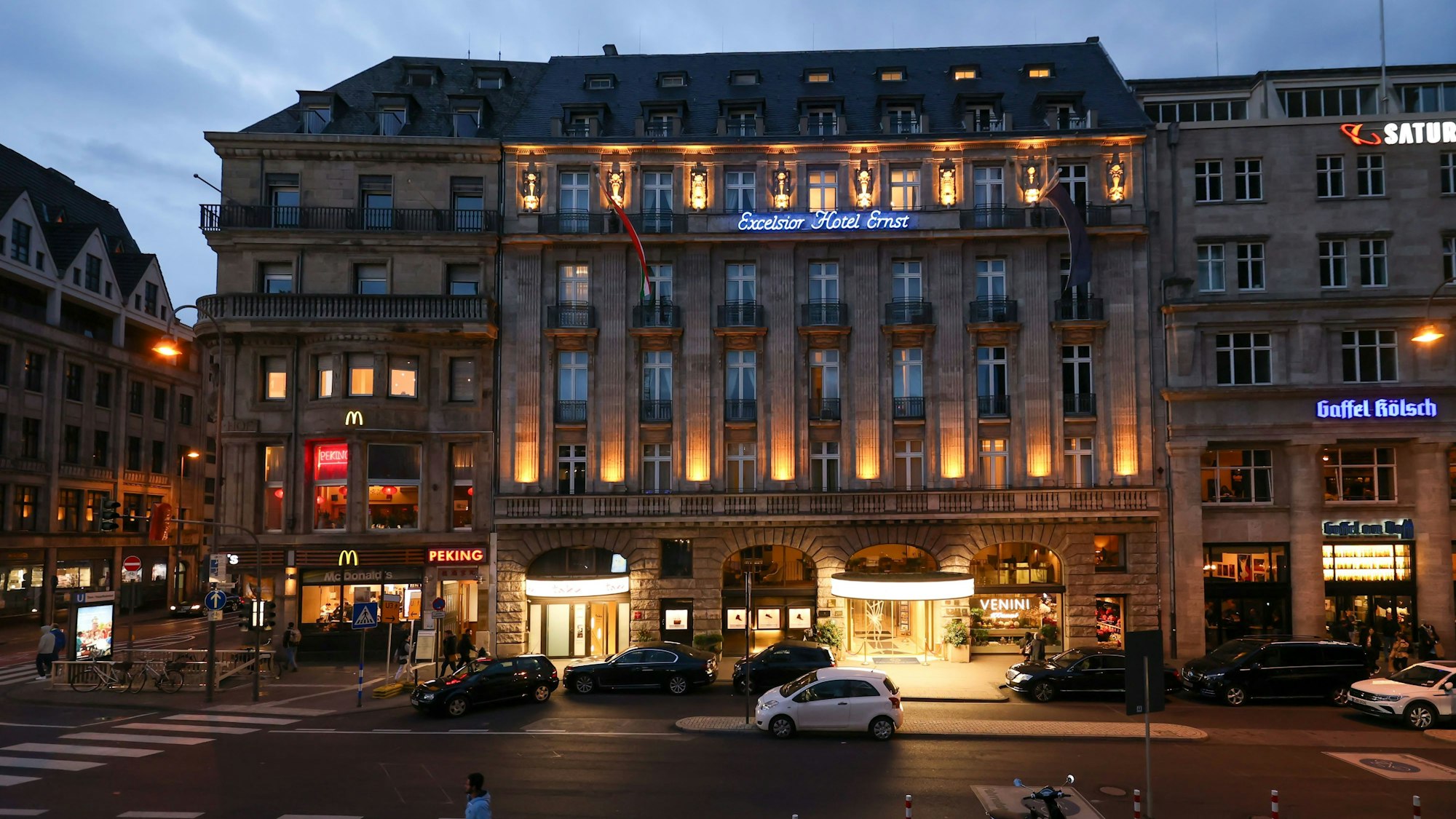 Das Kölner Fünf-Sterne-Hotel Excelsior Hotel Ernst in der Trankgasse in der Abenddämmerung