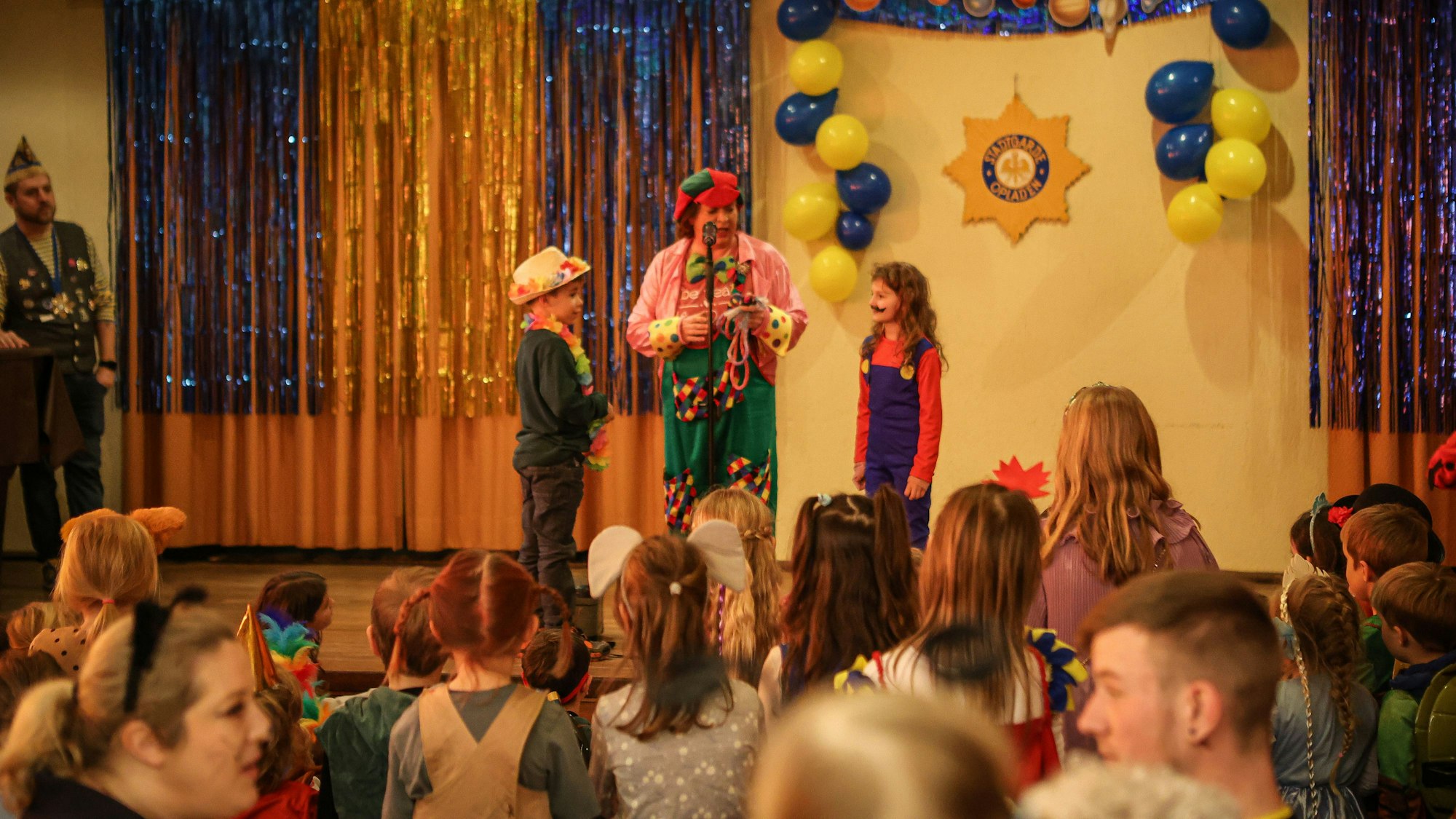 Der Clown „Zauberlilly“ beglückte Kinder mit Luftballons.