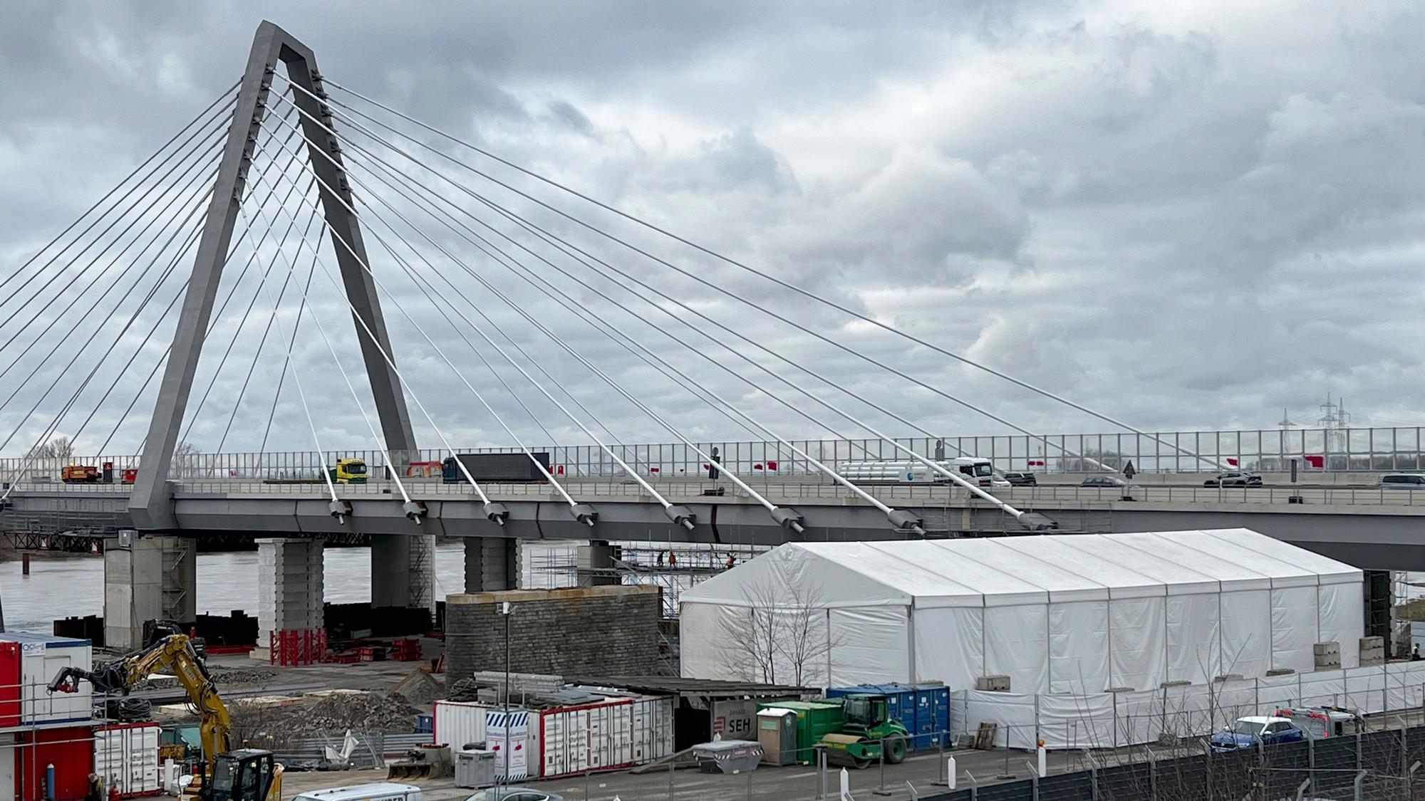 Die Einhausung auf einer Fahrspur der A 59. Dort soll ein Pfeiler für die zweite Autobahnbrücke eingebaut werden.