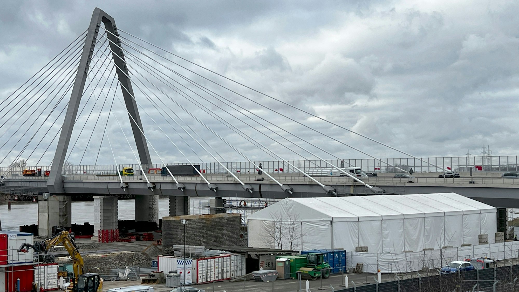 Die Einhausung auf einer Fahrspur der A 59. Dort soll ein Pfeiler für die zweite Autobahnbrücke eingebaut werden.