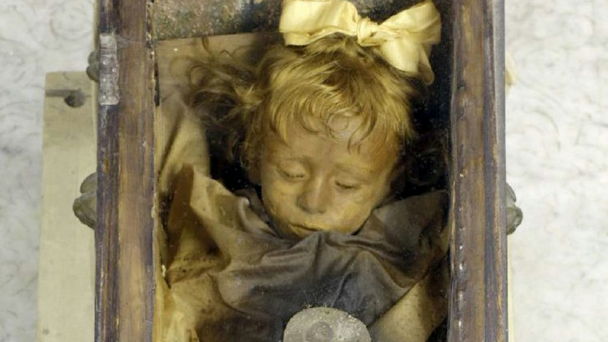 Rosalia Lombardo liegt in ihrem gläsernen Sarg in der unterirdischen Kapuzinergruft im süditalienischen Palermo wie ein kleines schlafendes Mädchen.