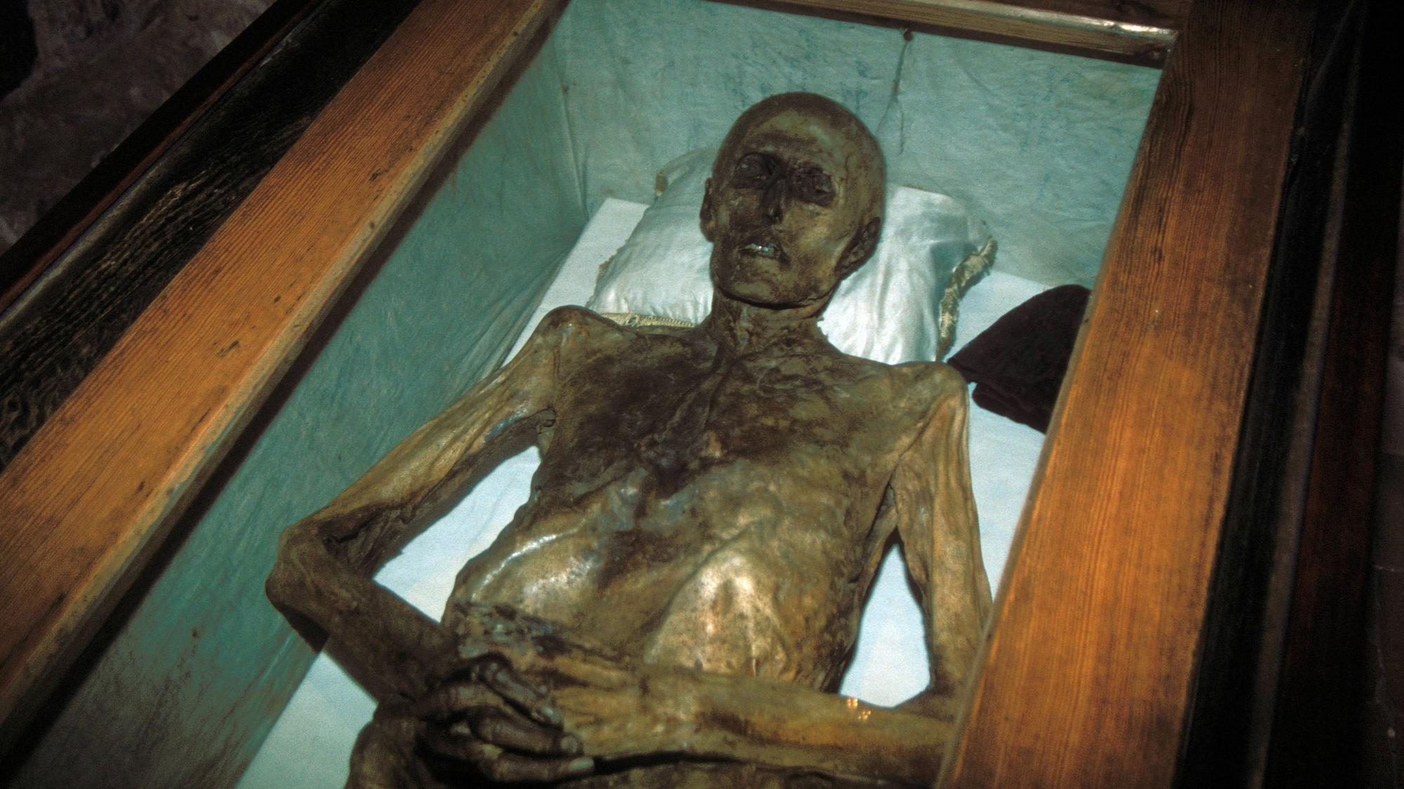 Christian Friedrich von Kahlbutz in seinem gläsernen Sarg in der Dorfkirche von Kampehl.
