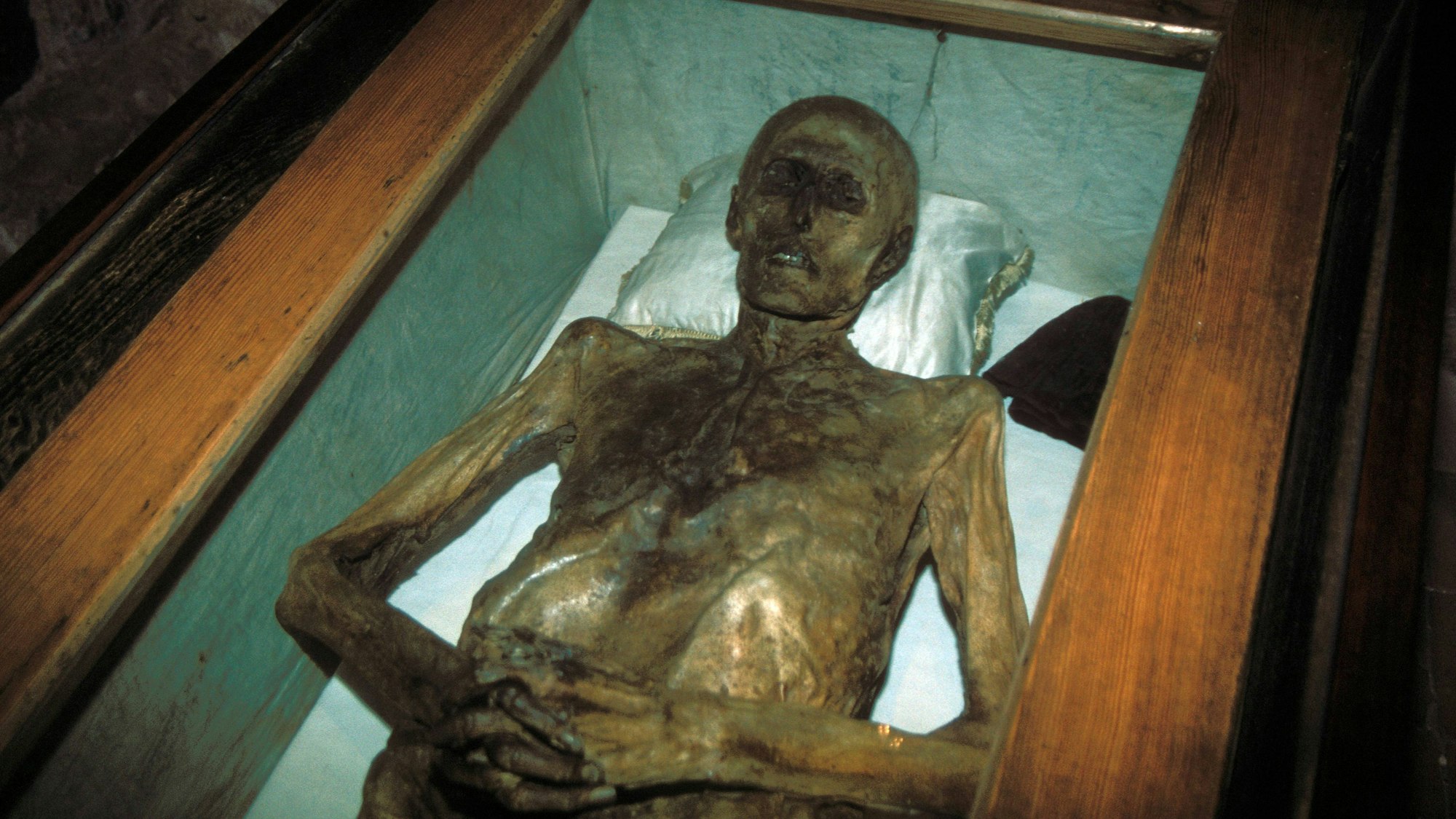 Christian Friedrich von Kahlbutz in seinem gläsernen Sarg in der Dorfkirche von Kampehl.