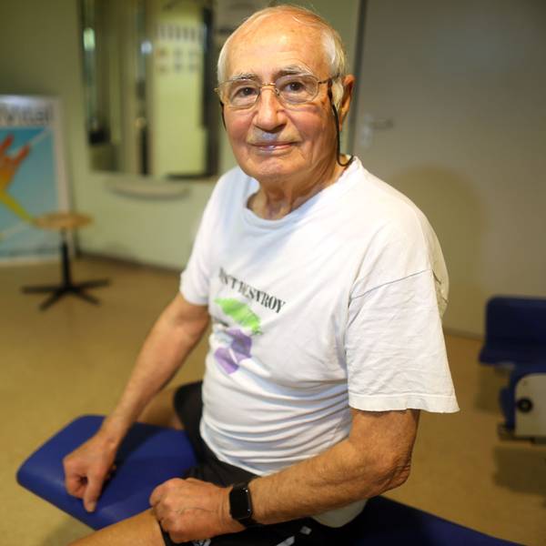 30.01.2025, Köln: Serie Gesund Altern: Ernst Romczykowski (92) im Fitnessstudio der SBK Sozial-Betriebe-Köln.Foto: Arton Krasniqi