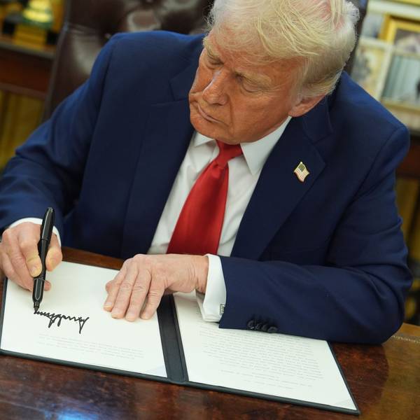 US-Präsident Donald Trump unterzeichnet eine Durchführungsverordnung im Oval Office des Weißen Hauses in Washington.