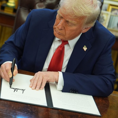 US-Präsident Donald Trump unterzeichnet eine Durchführungsverordnung im Oval Office des Weißen Hauses in Washington.