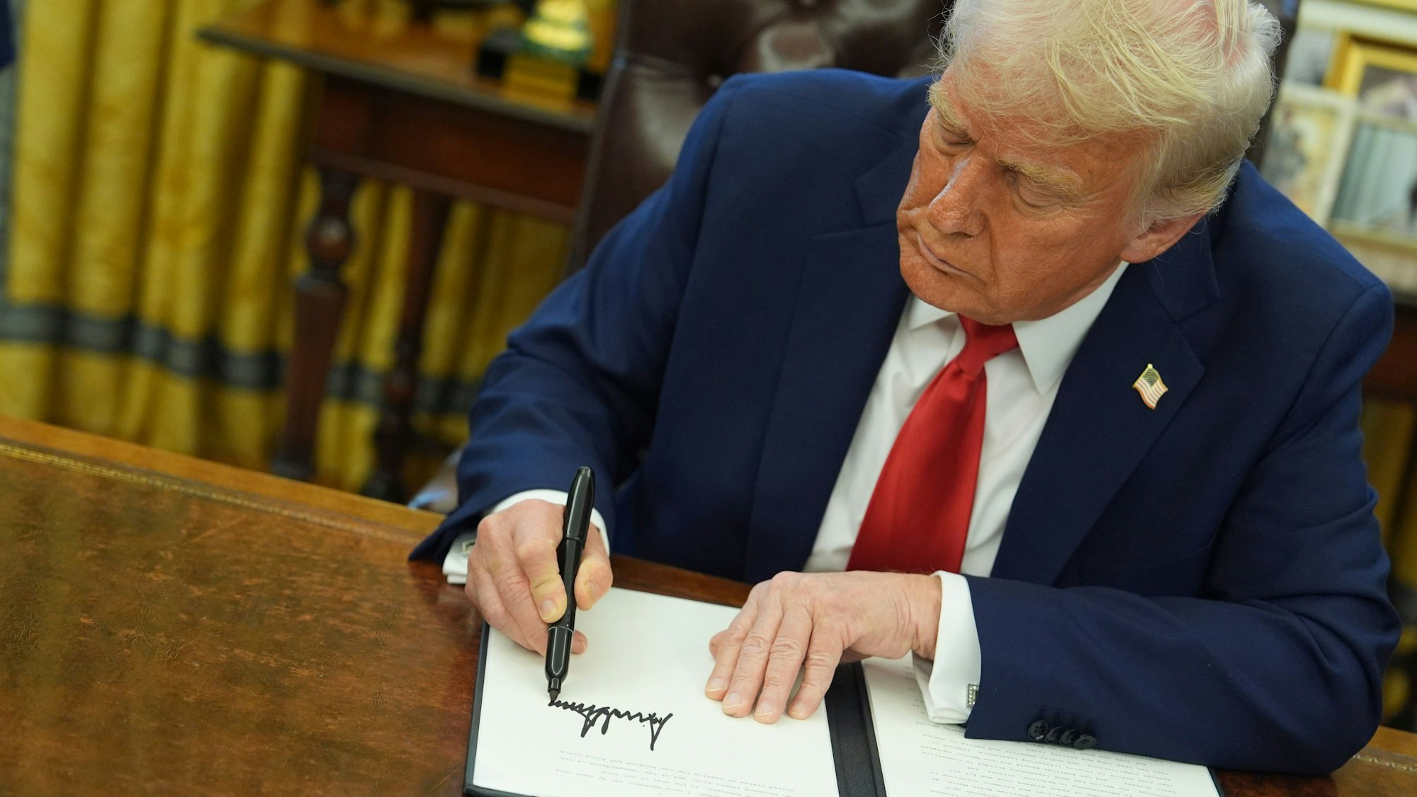 US-Präsident Donald Trump unterzeichnet eine Durchführungsverordnung im Oval Office des Weißen Hauses in Washington.