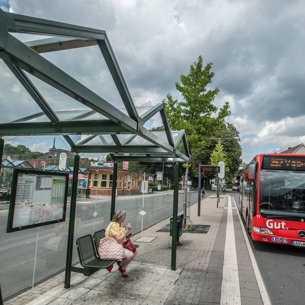 Ein Bild hält am Busbahnhof in Leichlingen.