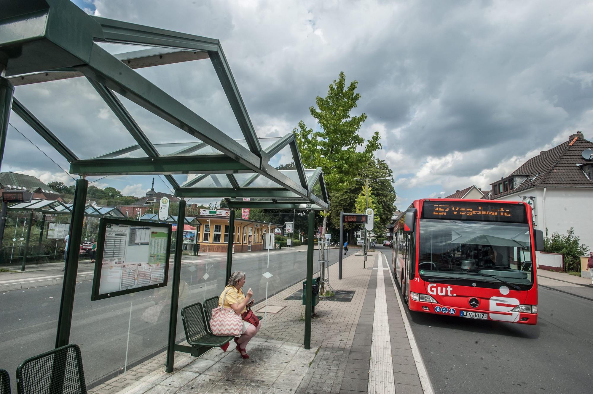 Ein Bild hält am Busbahnhof in Leichlingen.