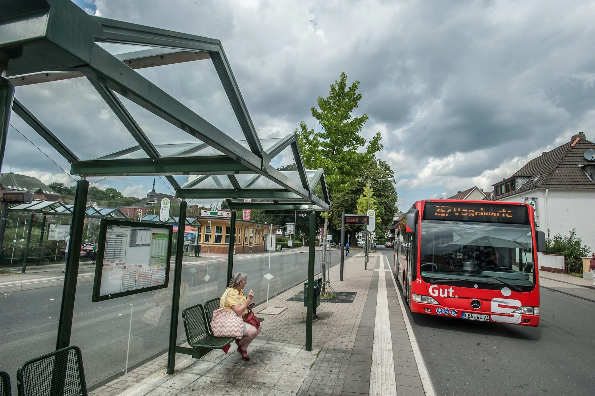 Ein Bild hält am Busbahnhof in Leichlingen.