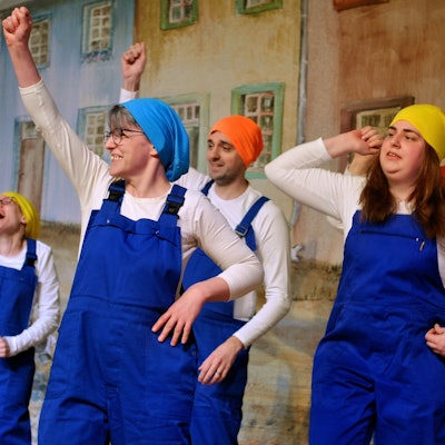 Im Blaumann und bunten Kopftüchern präsentierte sich die Tanzgruppe der NEW.