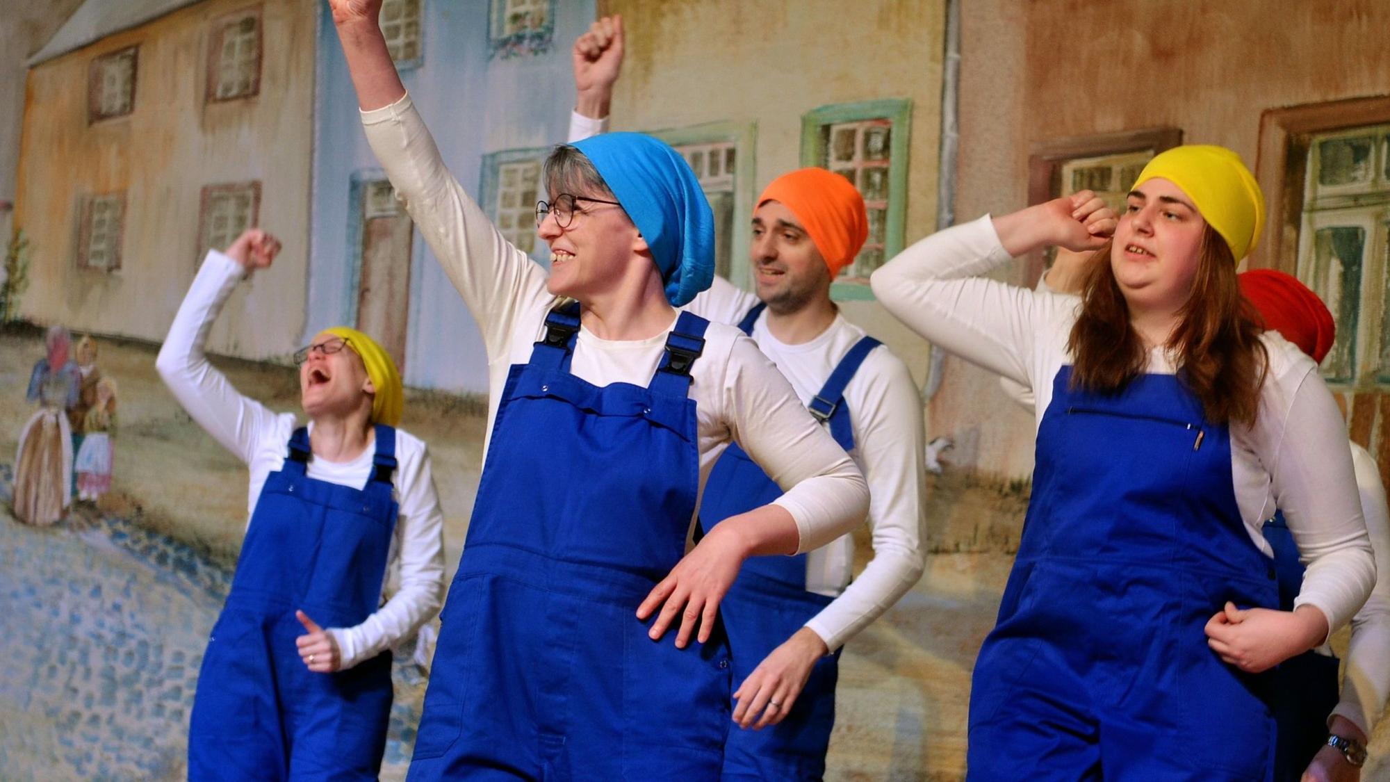 Im Blaumann und bunten Kopftüchern präsentierte sich die Tanzgruppe der NEW.