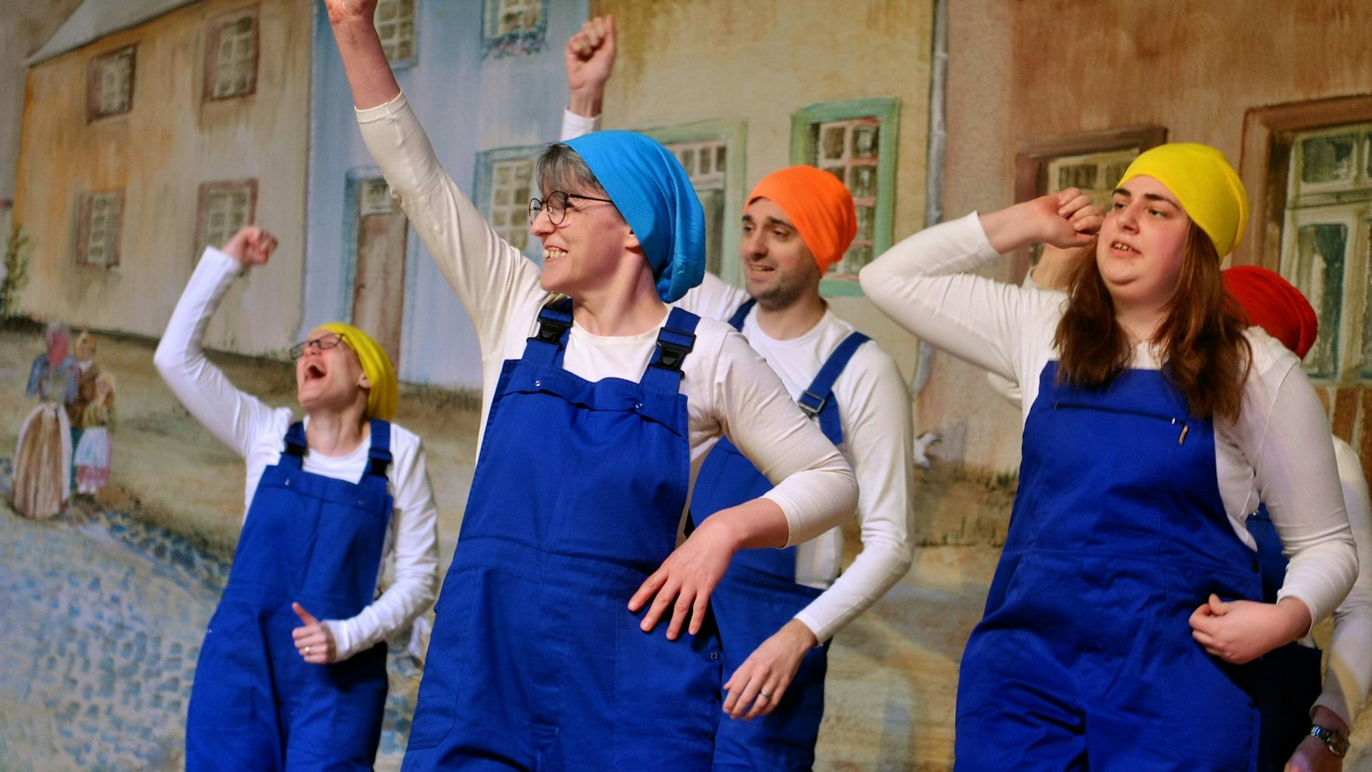 Im Blaumann und bunten Kopftüchern präsentierte sich die Tanzgruppe der NEW.