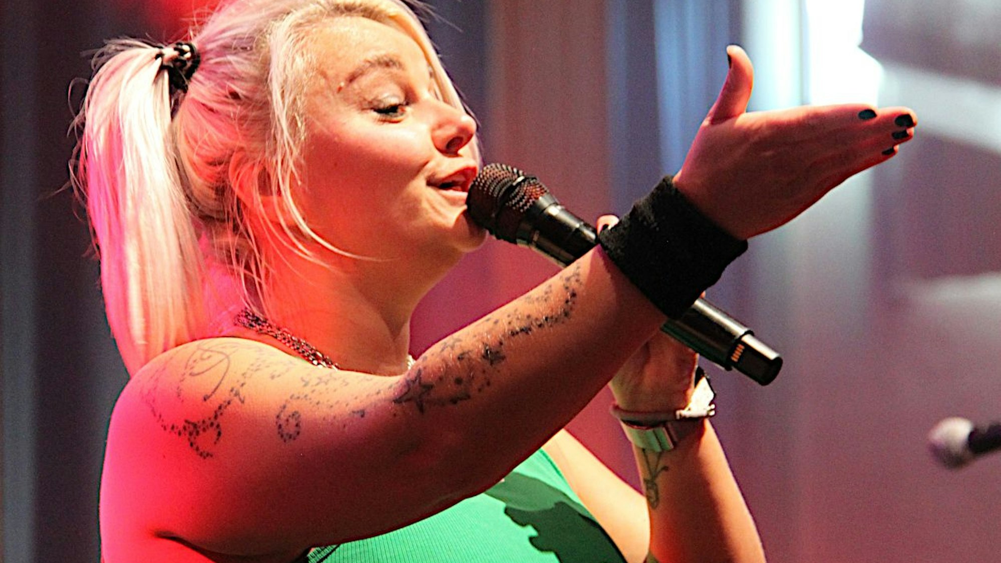 Nici Kempermann singt und gestikuliert.