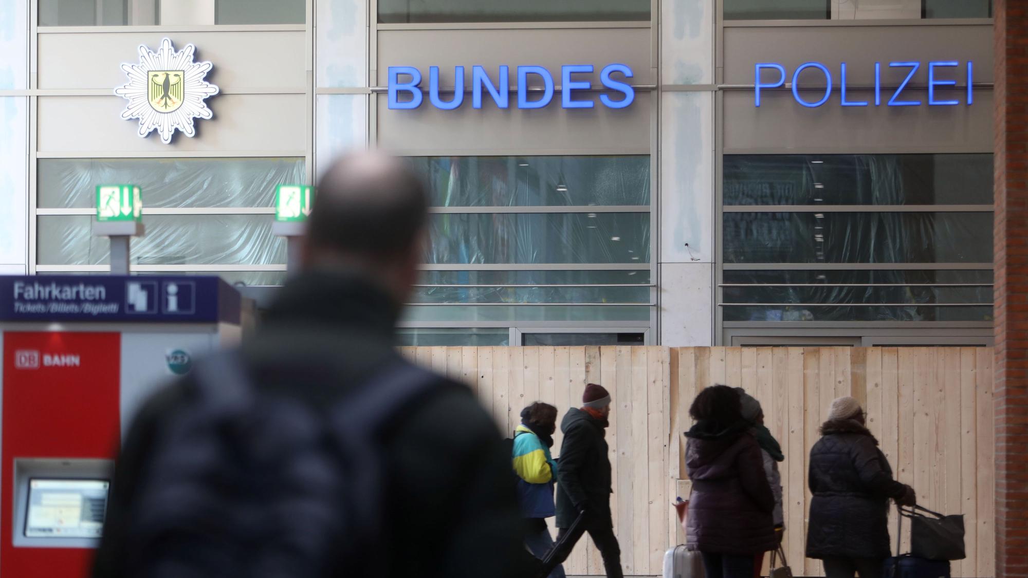 Die neue Wache der Bundespolizei im Hauptbahnhof nimmt auch von außen allmählich Formen an.