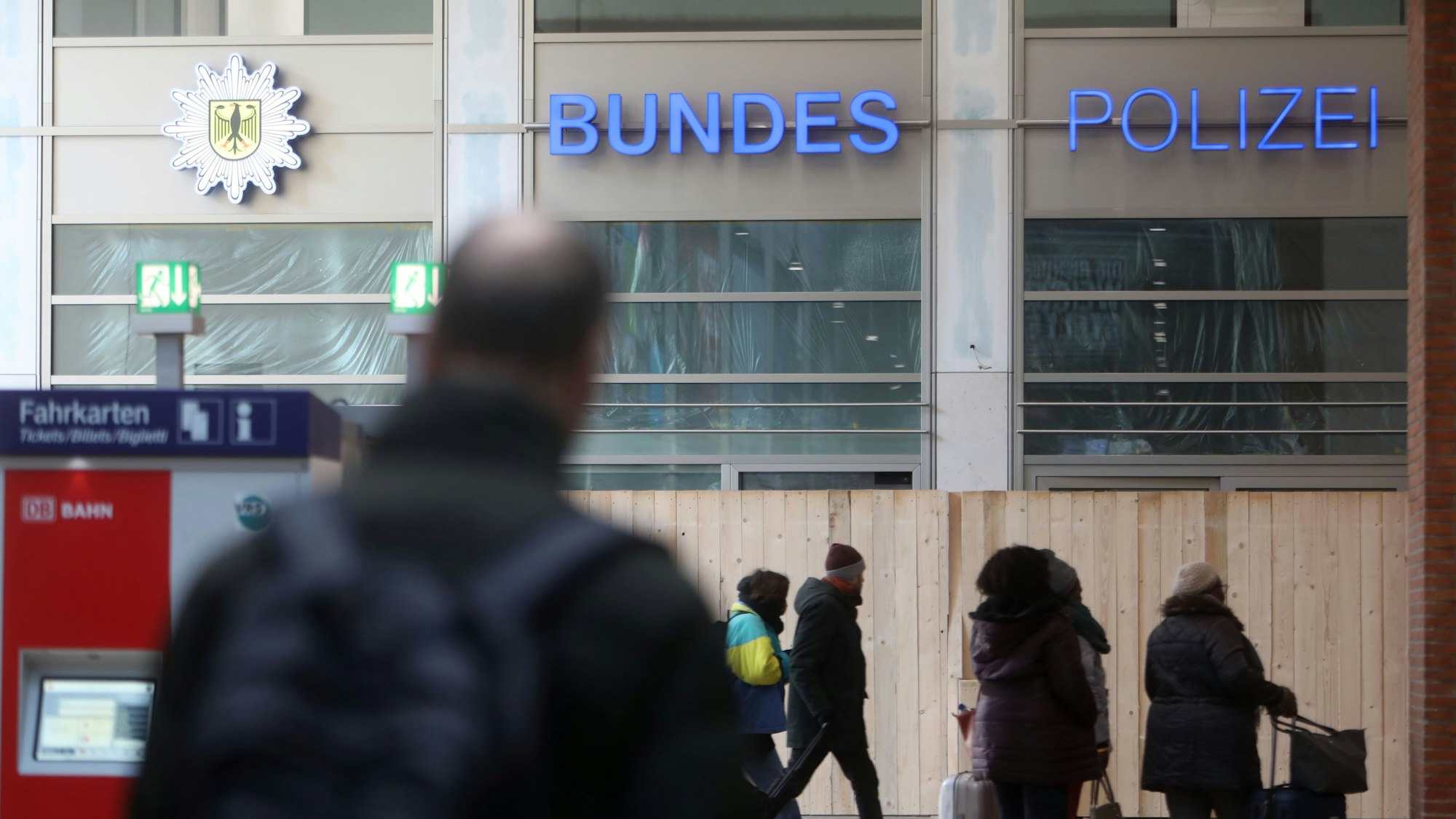 Die neue Wache der Bundespolizei im Hauptbahnhof nimmt auch von außen allmählich Formen an.