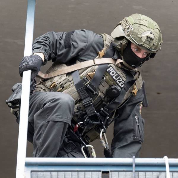 Ein Beamter des Spezialeinsatzkommandos (SEK). In Köln-Bayenthal und Meschenich wurden am Freitag (25. April) Wohnungen durchsucht. (Symbolbild)