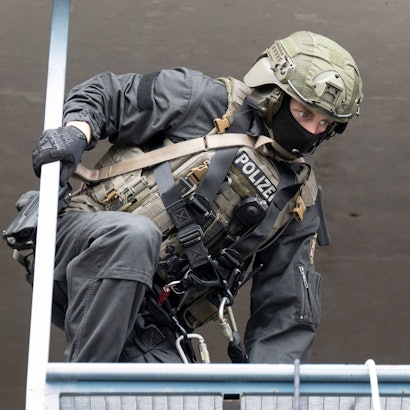 Ein Beamter des Spezialeinsatzkommandos (SEK). In Köln-Bayenthal und Meschenich wurden am Freitag (25. April) Wohnungen durchsucht. (Symbolbild)