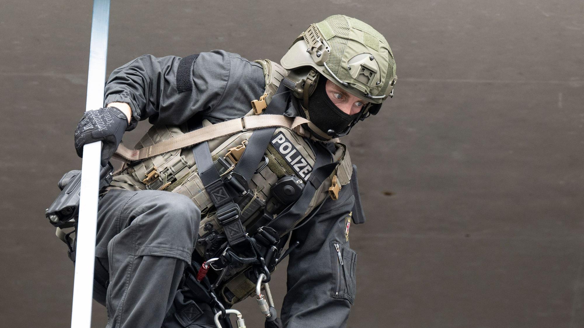 Ein Beamter des Spezialeinsatzkommandos (SEK) der Polizei ist während einer Übung in Aktion.