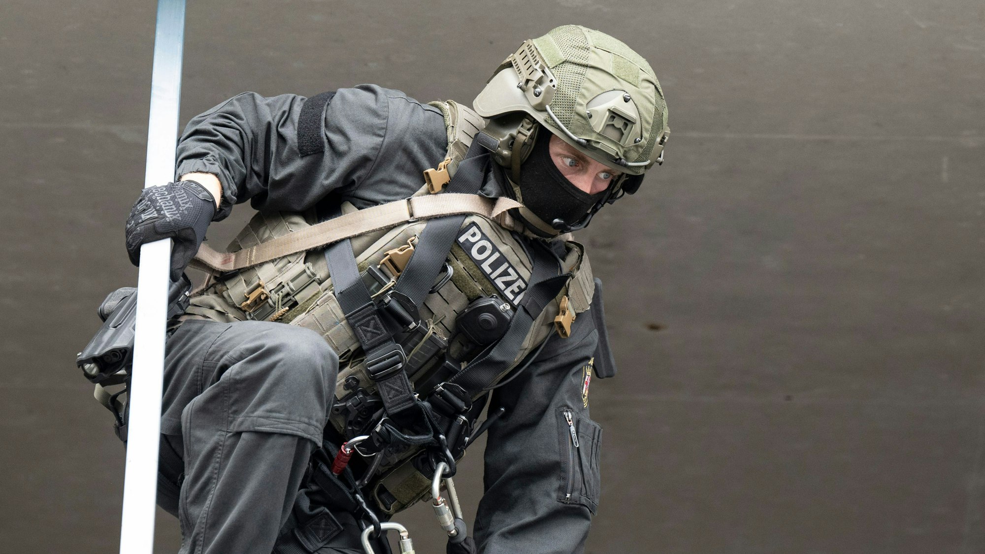 Ein Beamter des Spezialeinsatzkommandos (SEK) der Polizei ist während einer Übung in Aktion.