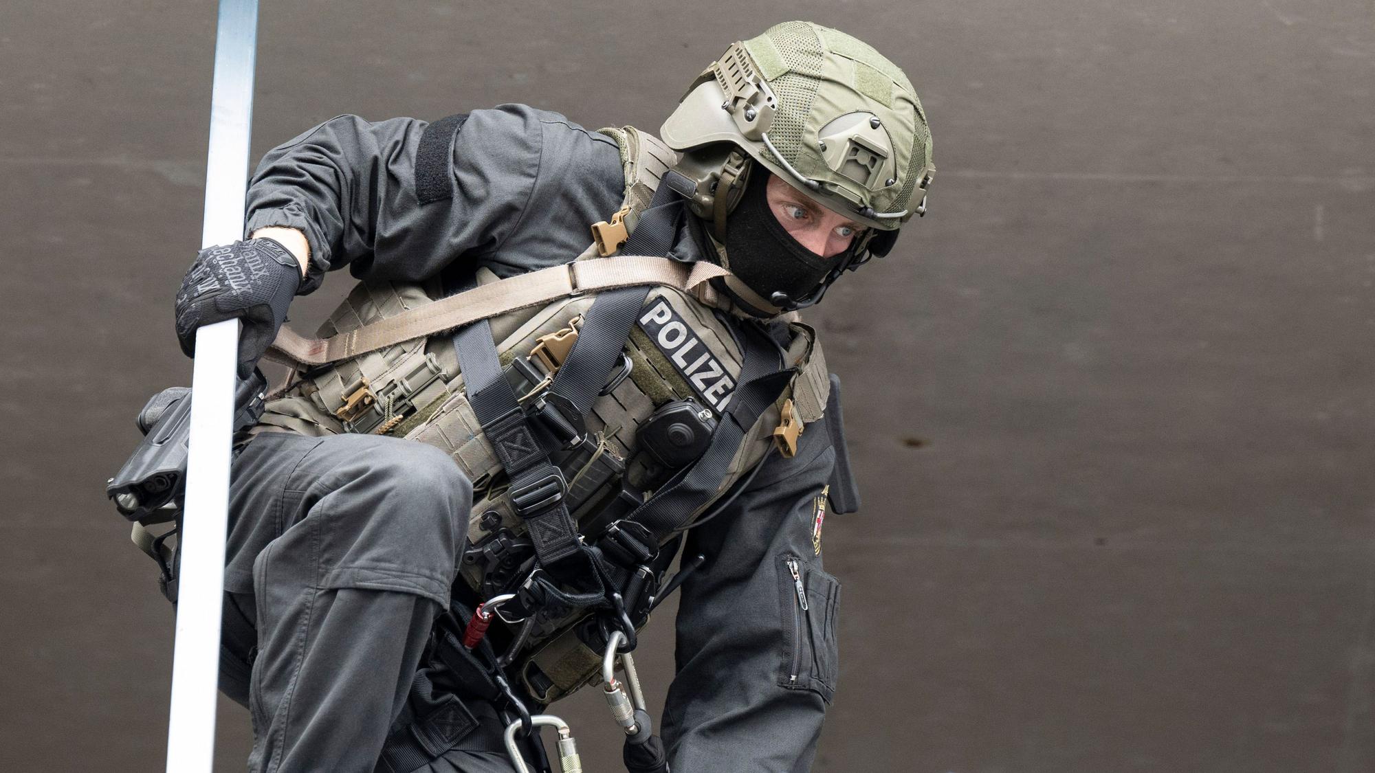 Ein Beamter des Spezialeinsatzkommandos (SEK) der Polizei Rheinland-Pfalz ist während einer Übung in Aktion.