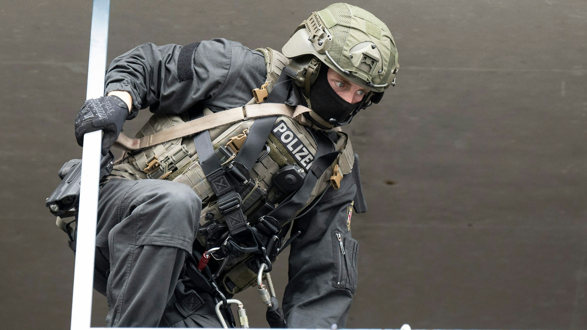 Ein Beamter des Spezialeinsatzkommandos (SEK). In Köln-Bayenthal und Meschenich wurden am Freitag (25. April) Wohnungen durchsucht. (Symbolbild)