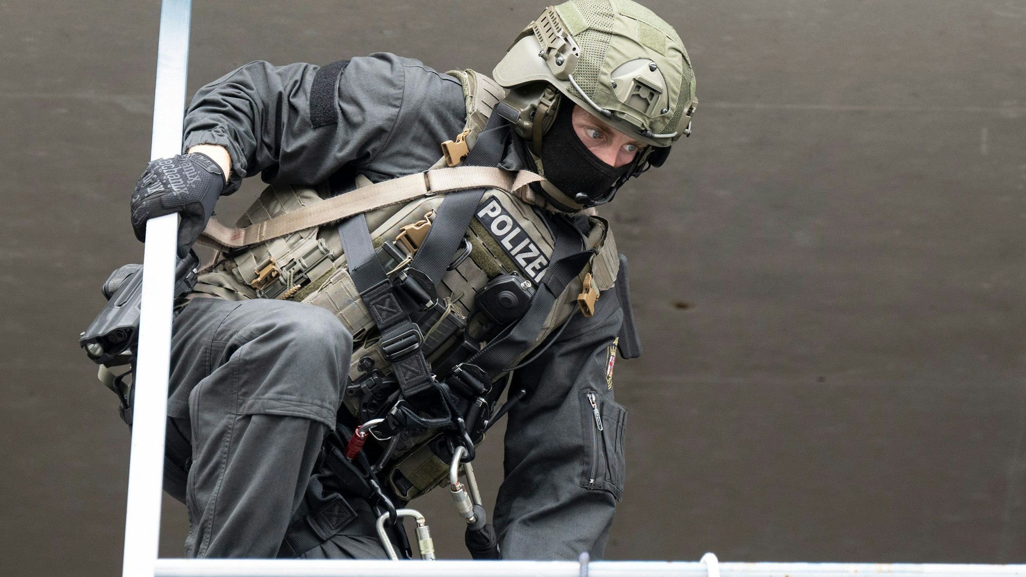 Spezialeinheiten der Polizei durchsuchten mehrere Wohnungen in Köln. (Symbolbild)