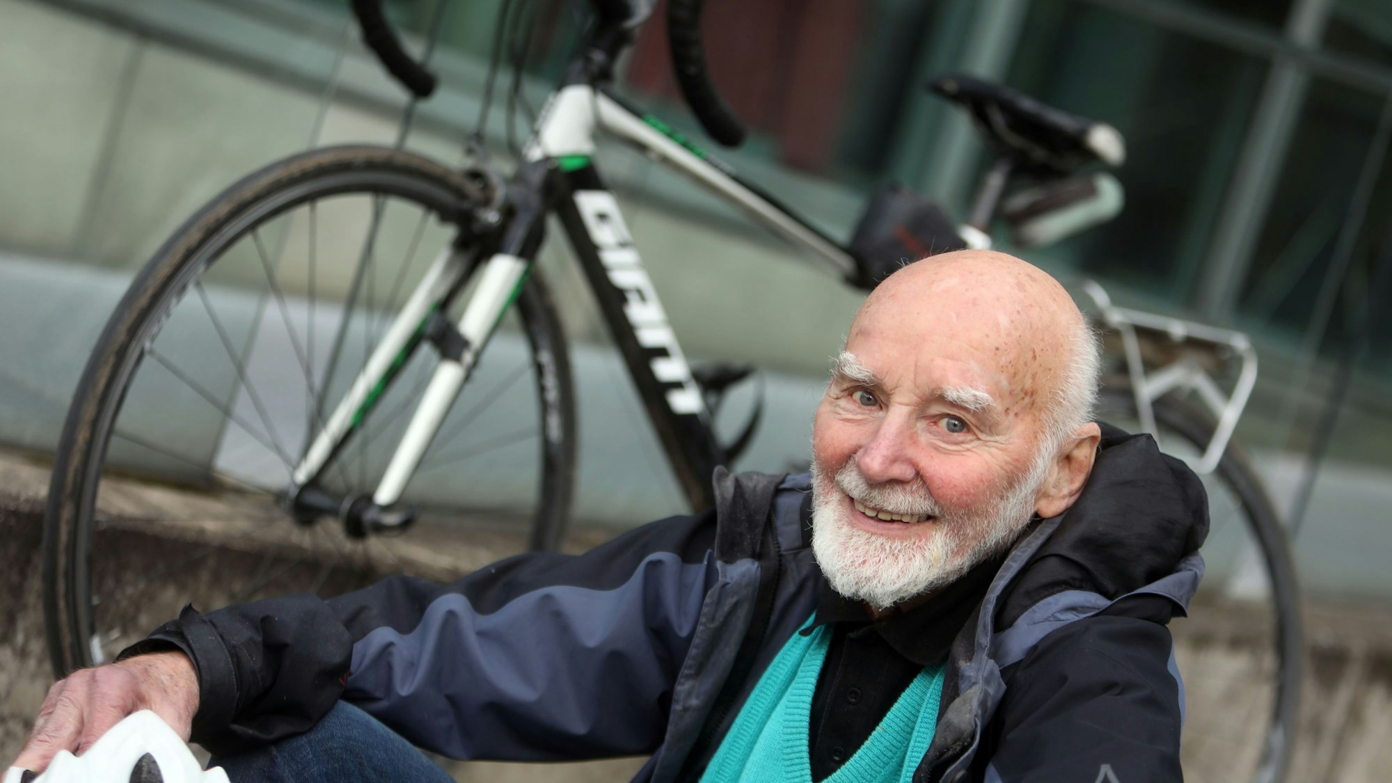28.01.2025, Köln: Serie Gesund Altern: Triathlet Georg von Schrader (87) Foto: Arton Krasniqi
