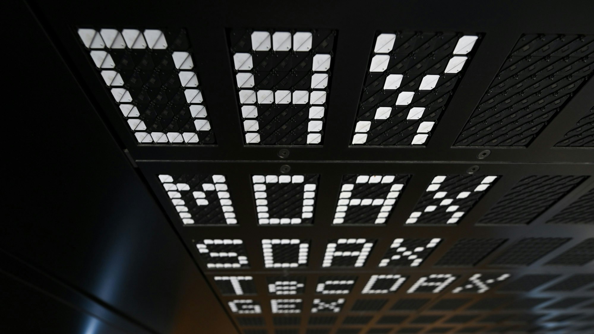 Neue US-Zölle schüren Inflationsängste und Unsicherheit, woraufhin der Dax und europäische Börsenkurse sanken. (Archivbild)