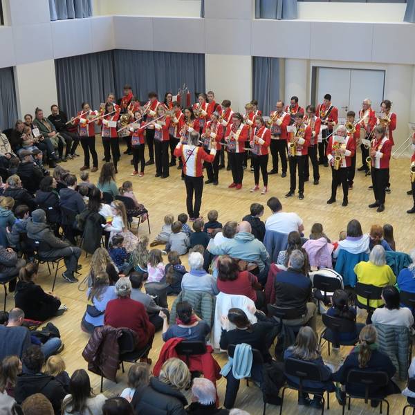 Das Jugendmusikkorps im Kölner Karneval unter Leitung von Christoph Hamborg brachte Stimmung in die Probenaula.