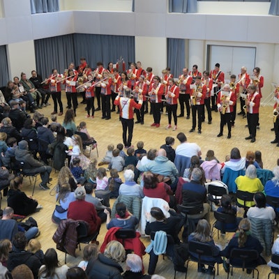 Das Jugendmusikkorps im Kölner Karneval unter Leitung von Christoph Hamborg brachte Stimmung in die Probenaula.