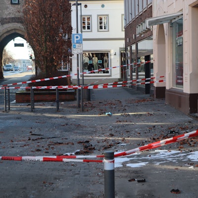 Zu sehen ist eine mit Flatterband abgesperrte Fläche vor einem Gebäude in der Altstadt von Erftstadt-Lechenich.