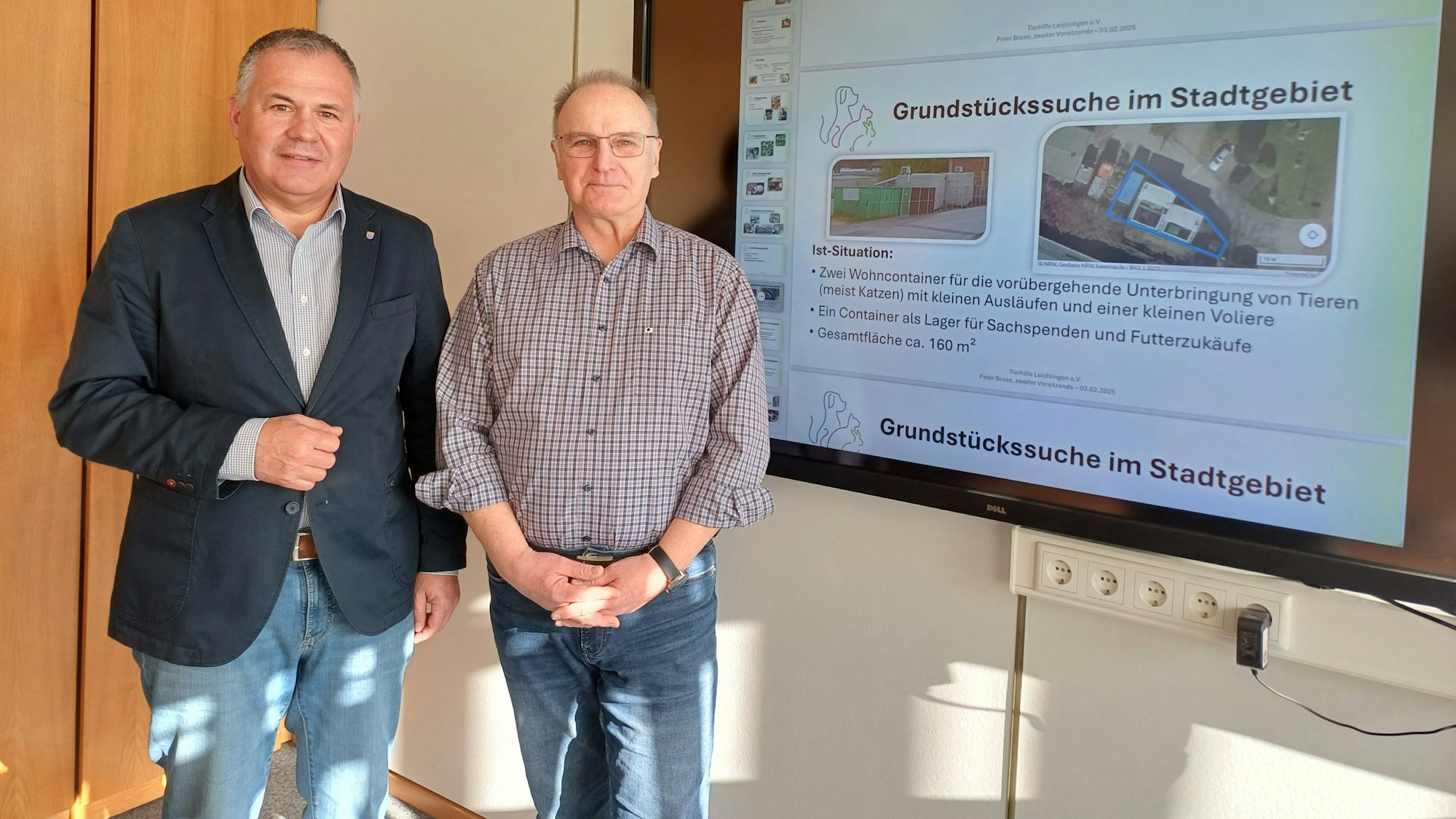 Bürgermeister Frank Steffes (l.) und Peter Brose von der Tierhilfe suchen ein Grundstück für den Verein.
