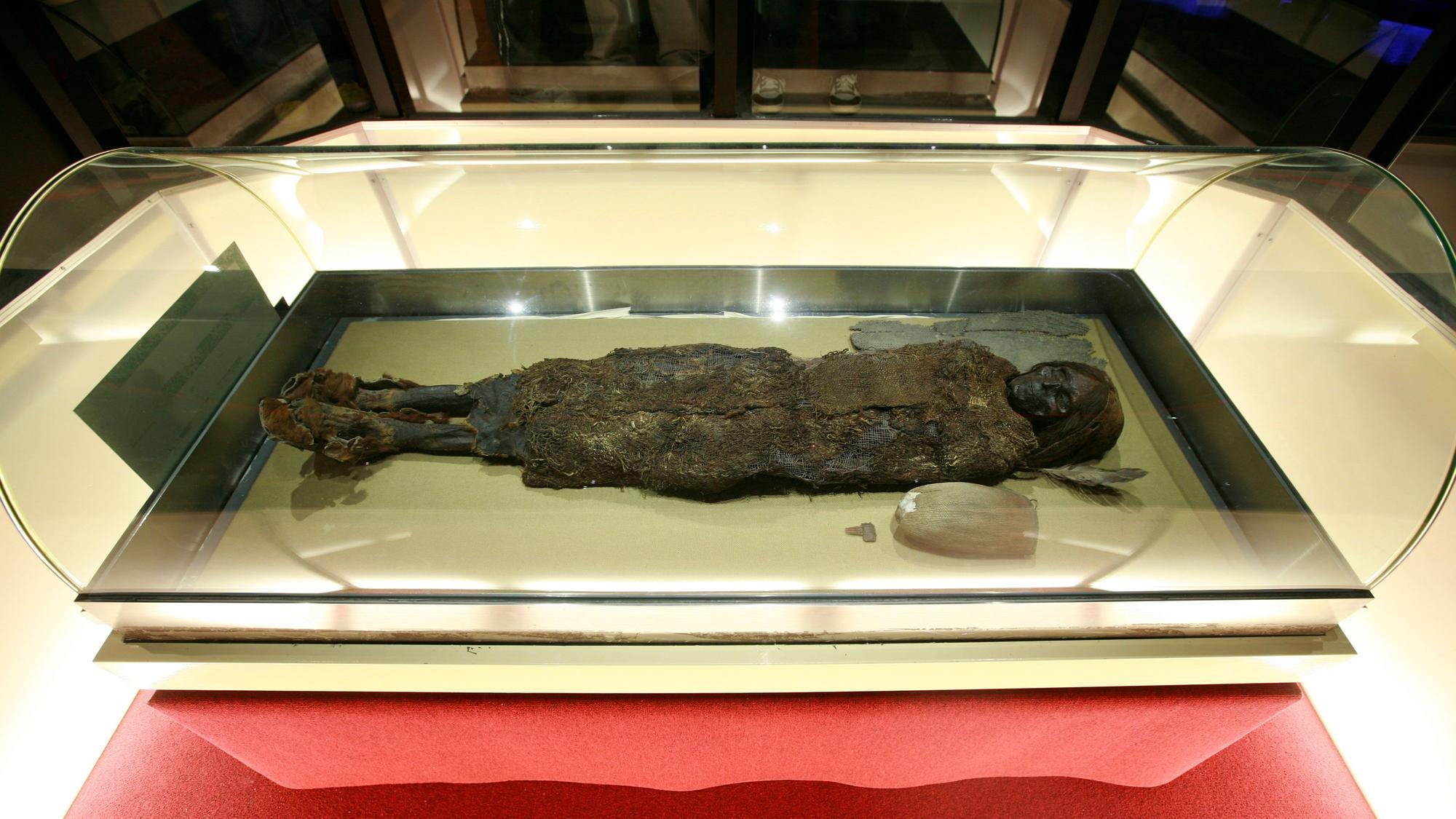 Die „Schöne von Loulan“ ist in Wolle, Rindsleder und Leinen gekleidet. Sie trägt Lederschuhe.