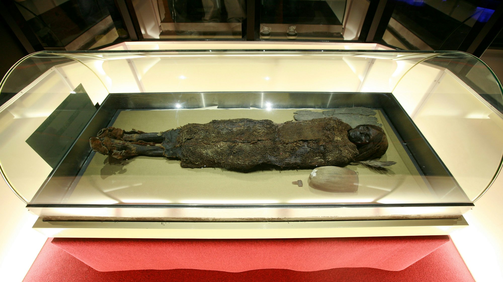 Die „Schöne von Loulan“ ist in Wolle, Rindsleder und Leinen gekleidet. Sie trägt Lederschuhe.