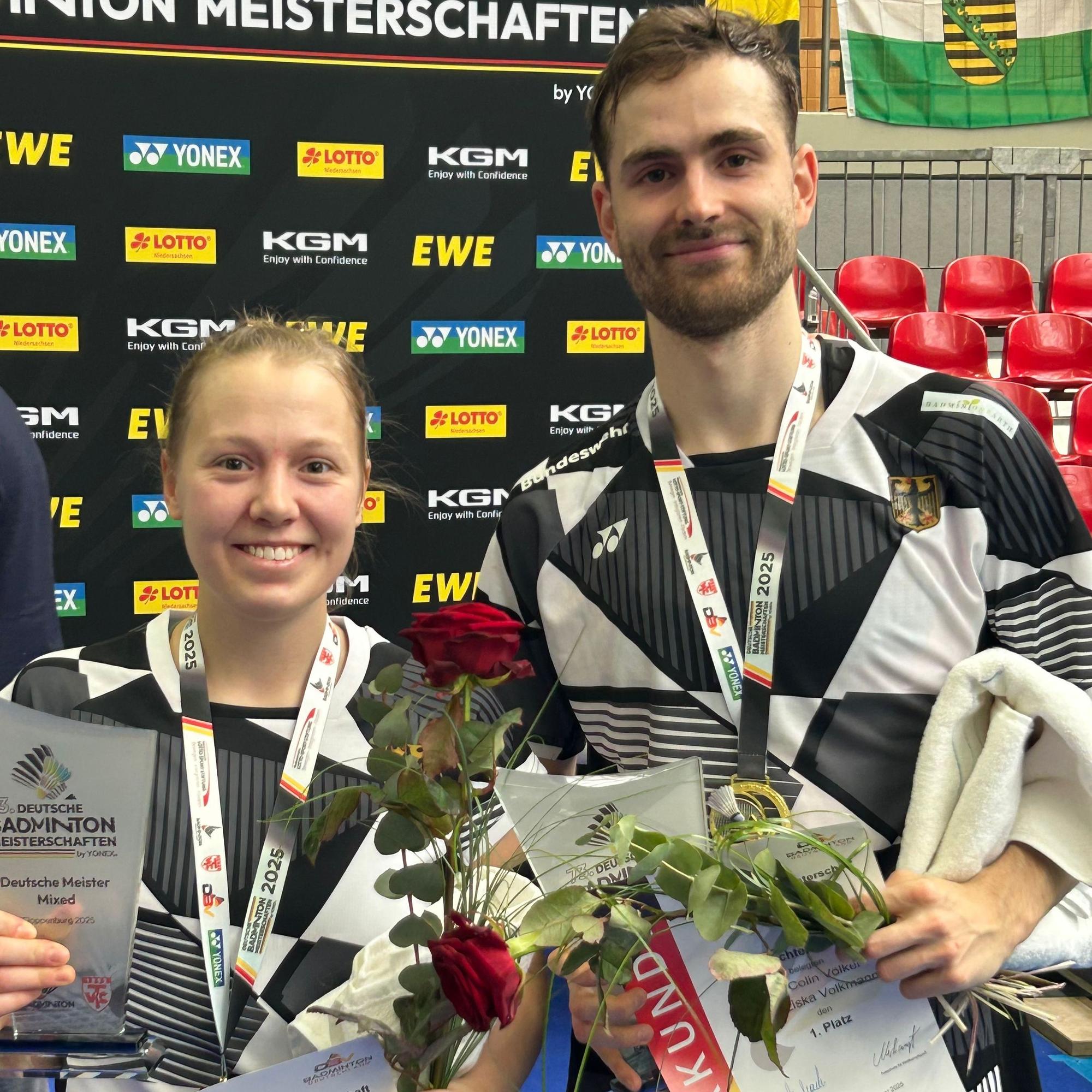 Volkmann und Völker mit Rosen und Urkunde