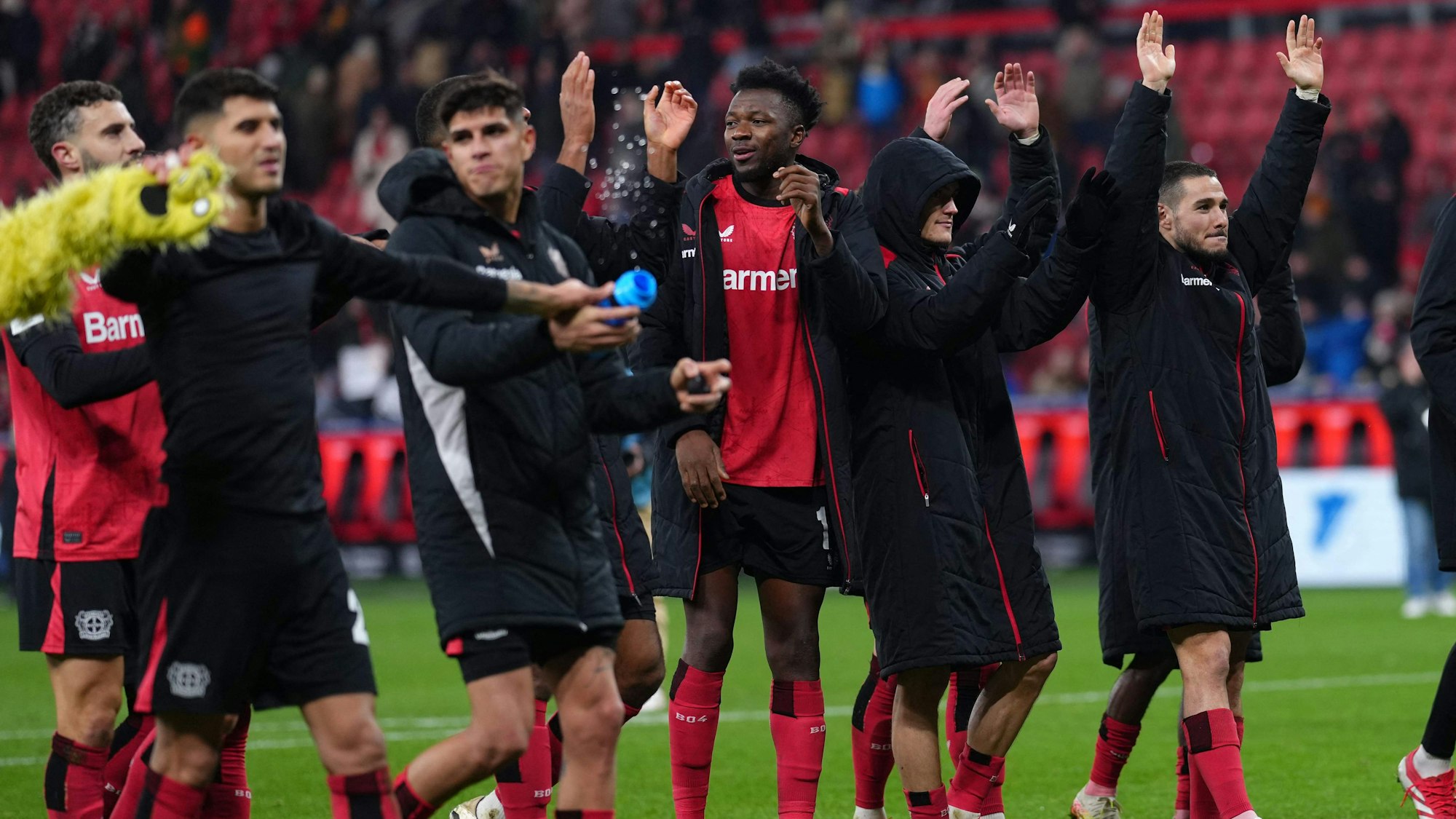 Die Bayer-04-Profis feiern ihren Heimsieg gegen die TSG Hoffenheim.