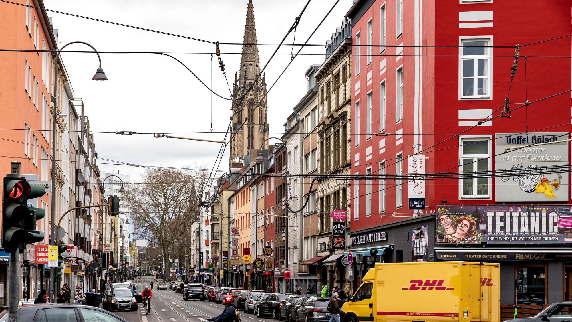 Blick in die Zülpicher Straße in Köln. Neben Autos ist im Hintergrund ein Kirchturm zu sehen.