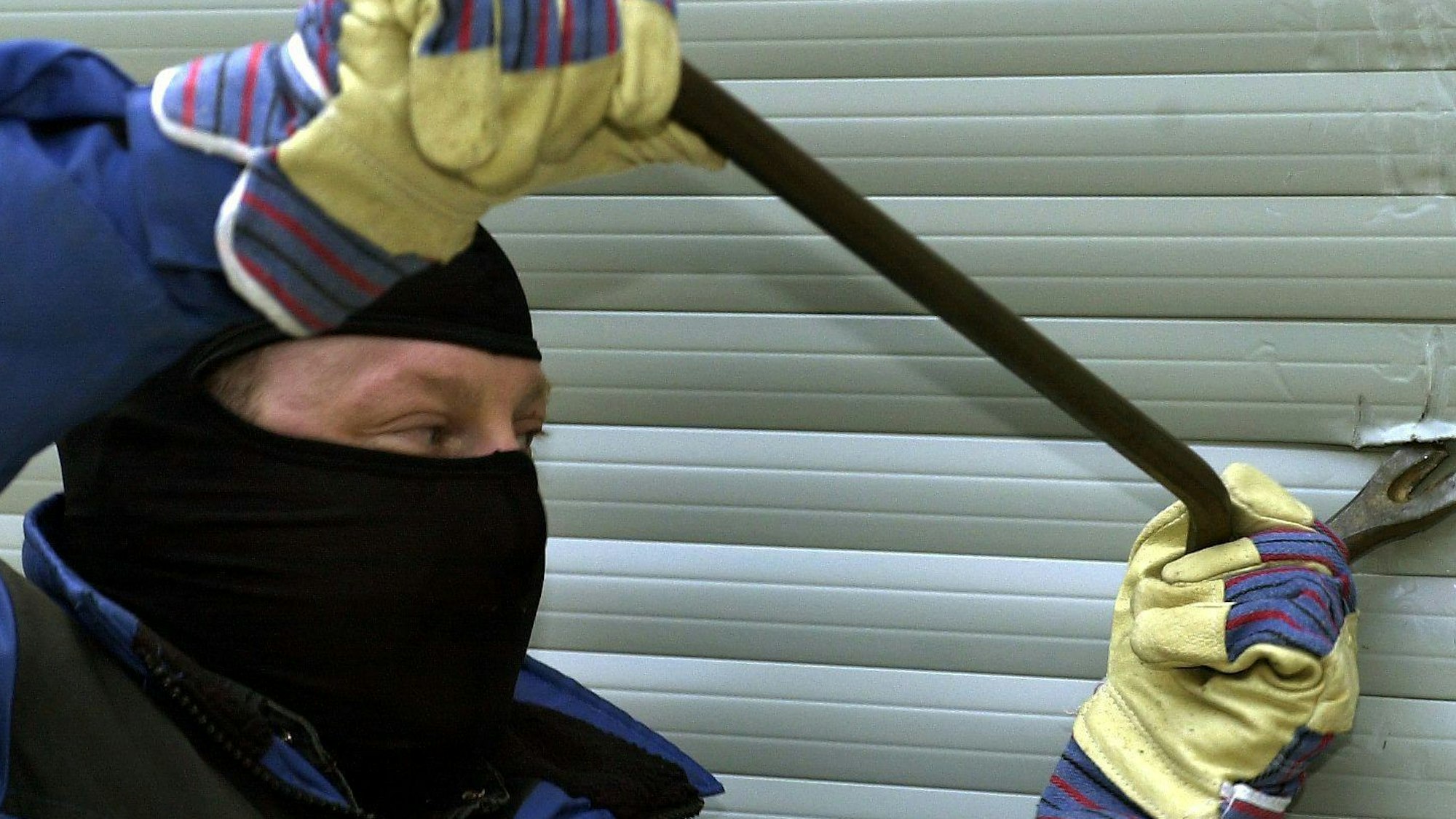 Mit einem Stemmeisen hat ein Einbrecher Spielautomaten in einer Gaststätte in Wesseling aufgebrochen.