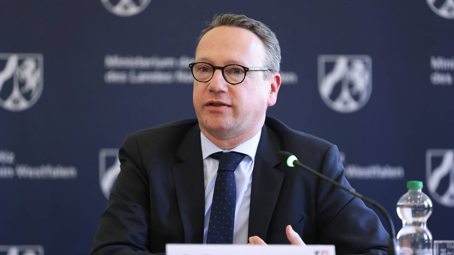Minister Benjamin Limbach, Minister der Justiz von Nordrhein-Westfalen, spricht bei einer Pressekonferenz in Düsseldorf.