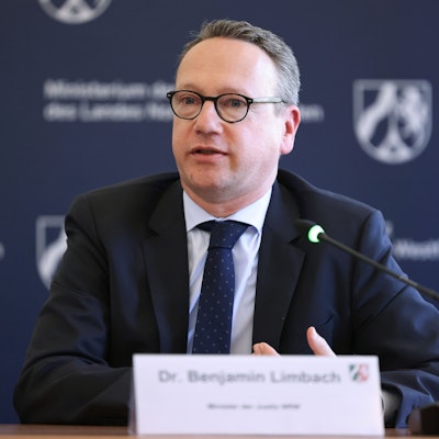 Minister Benjamin Limbach, Minister der Justiz von Nordrhein-Westfalen, spricht bei einer Pressekonferenz in Düsseldorf.