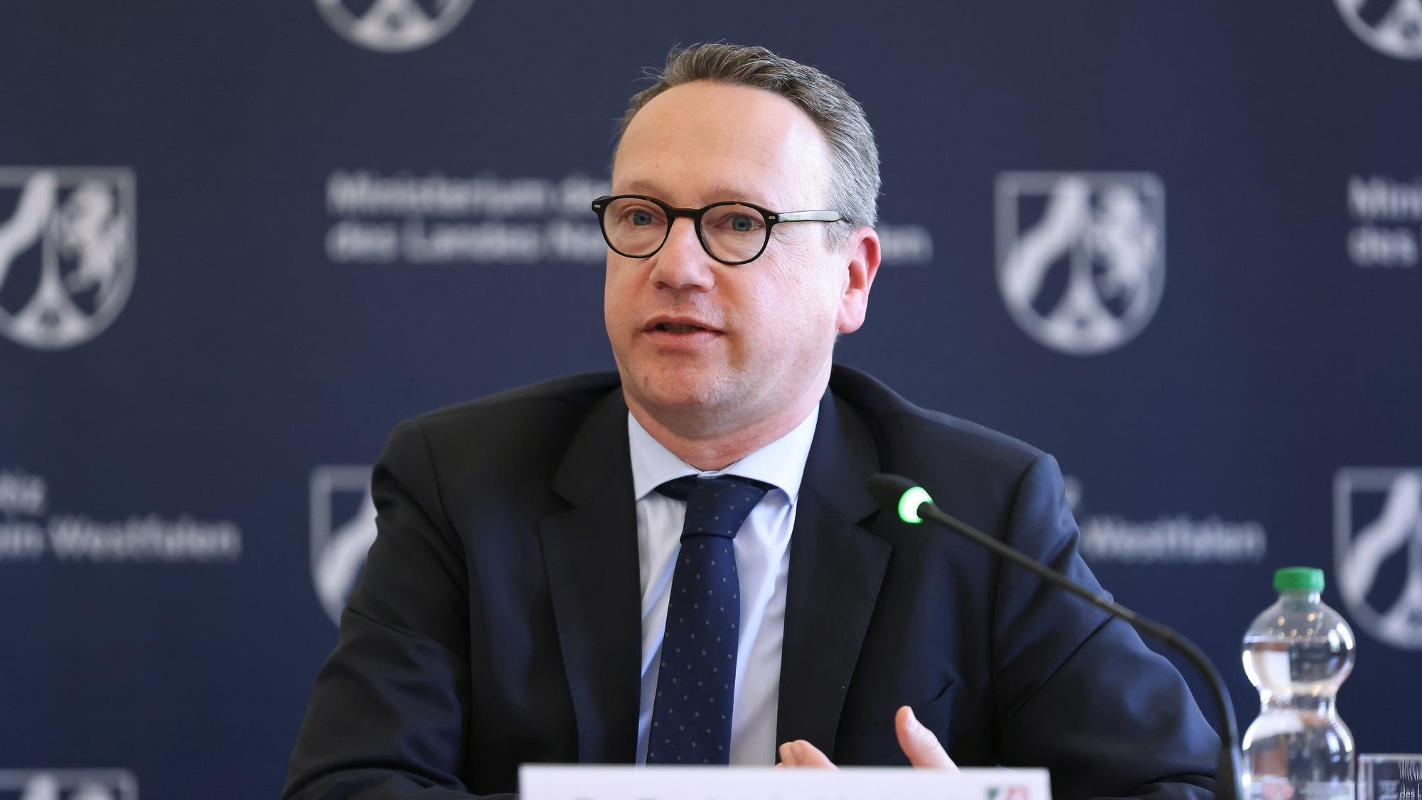 Minister Benjamin Limbach, Minister der Justiz von Nordrhein-Westfalen, spricht bei einer Pressekonferenz in Düsseldorf.