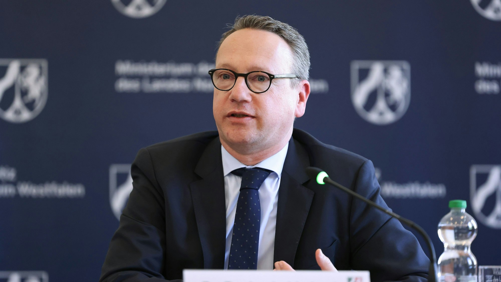 Benjamin Limbach, Minister der Justiz von Nordrhein-Westfalen, spricht bei einer Pressekonferenz in Düsseldorf.