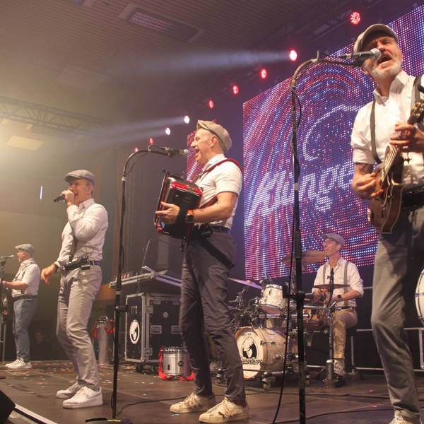 Die fünf Musiker spielen auf der Bühne in Mechernich - wie gewohnt mit ihren Markenzeichen Kappe und Hosenträger.