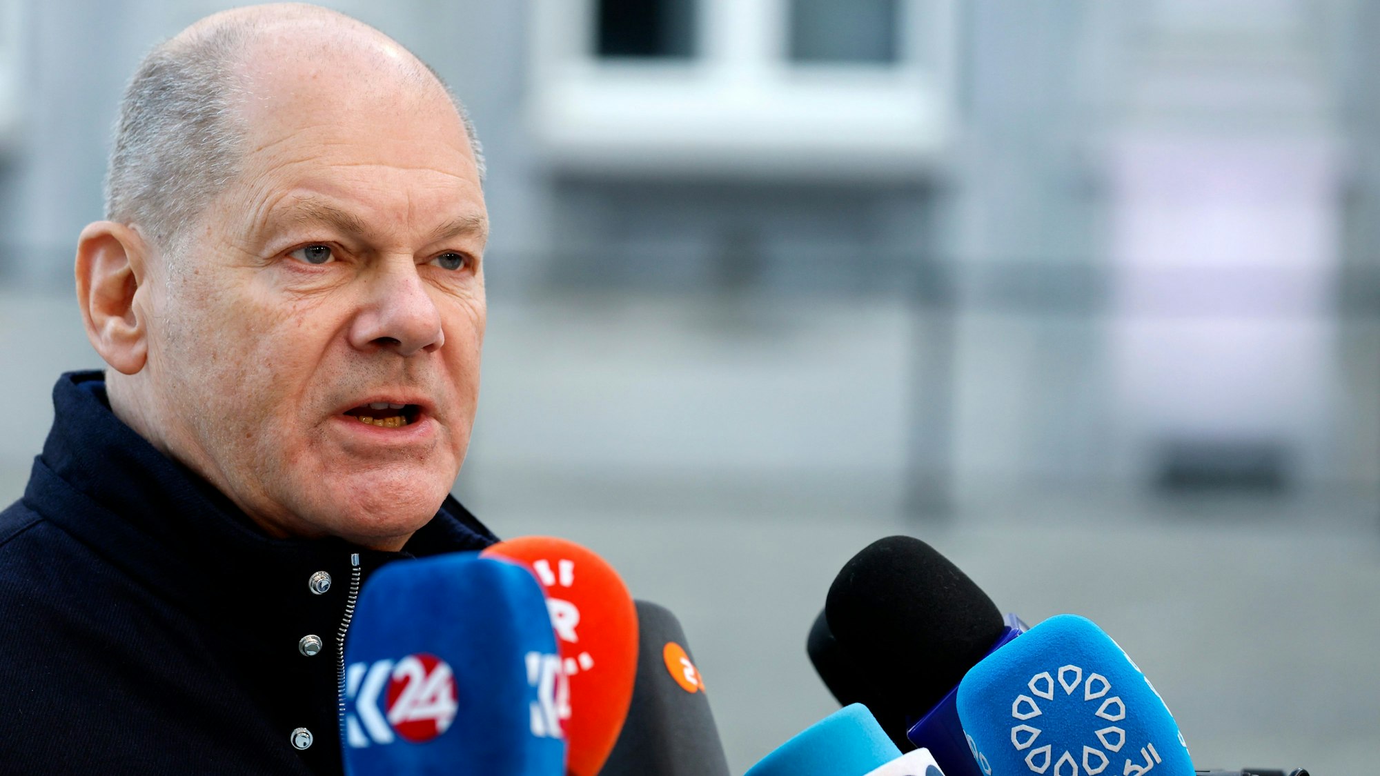 Der deutsche Bundeskanzler Olaf Scholz spricht mit den Medien, als er zu einem EU-Gipfel im Egmont-Palast eintrifft.