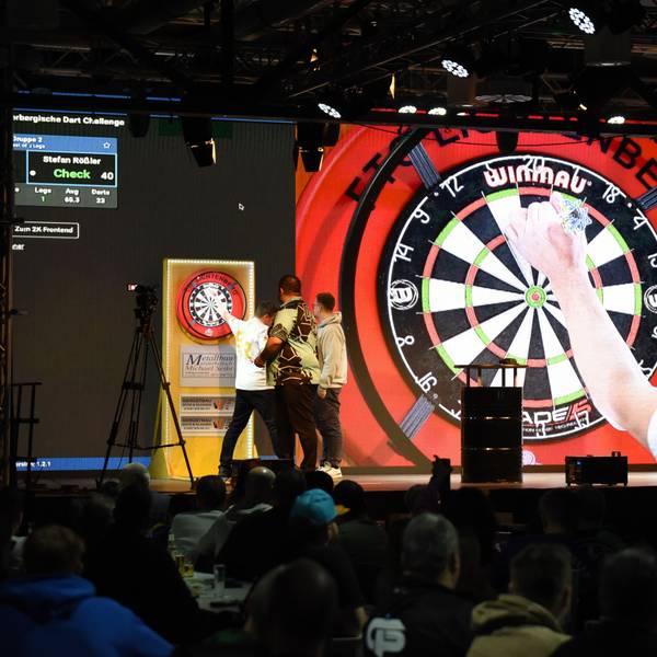 Eine Dartscheibe wird auf einer Leinwand in Großaufnahme gezeigt.