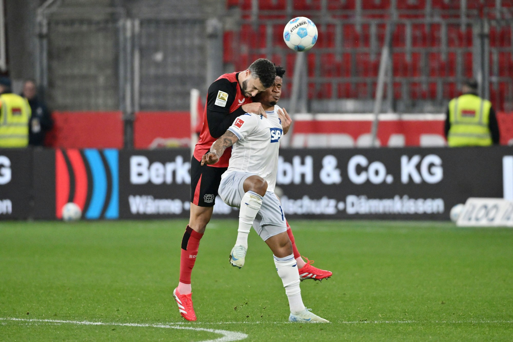 Kompromisslos: Leverkusens neuer Verteidiger Mario Hermoso (links)